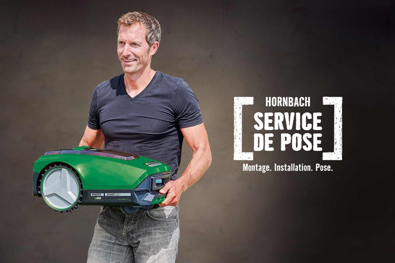 Un homme tient un robot de tonte vert ; Hornbach Service de Pose