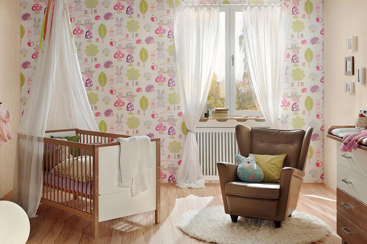 Chambre d'enfant lumineuse avec lit de bébé, fauteuil et papier peint ludique