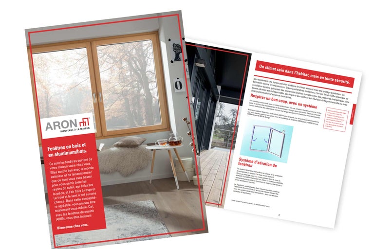 Image d'une brochure ARON ouverte contenant des informations sur les fenêtres en bois et en aluminium