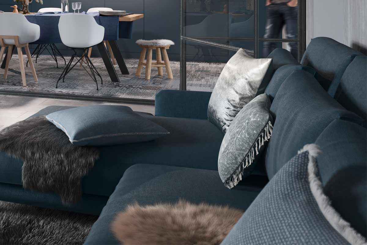 Wohnzimmerbereich mit Sofa, Kissen, Tisch und Stühlen