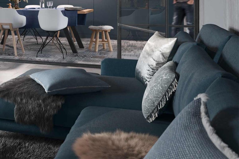 Salon avec canapé, coussins, table et chaises