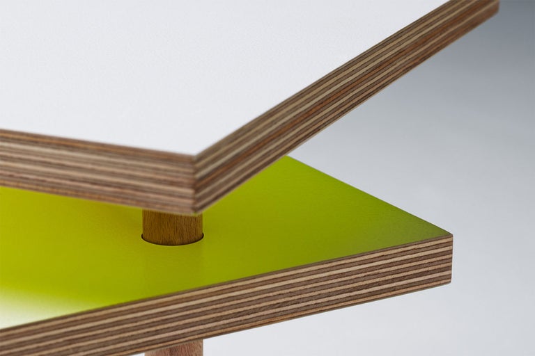 Vue détaillée d'un meuble avec des plateaux de table en bois revêtu et un pied en bois