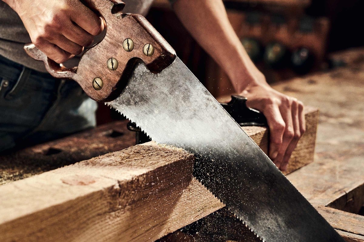 Handsäge in Gebrauch zum Sägen von Holz