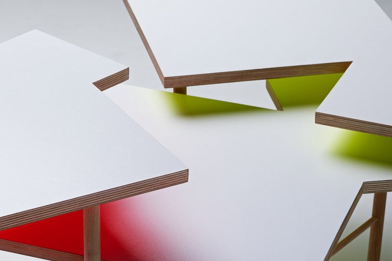 Plusieurs tables en bois blanches