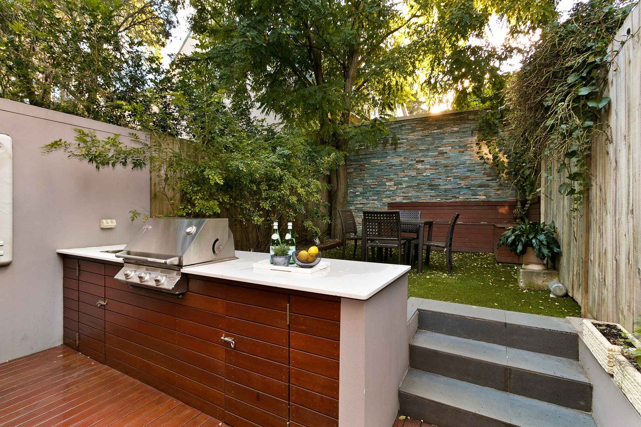 Jardin avec barbecue, table de jardin et chaises