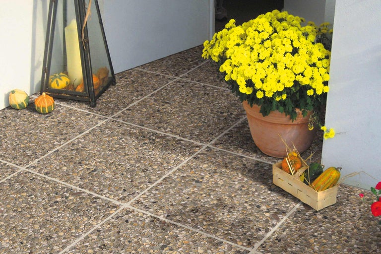 Carreaux de sol décoratifs avec structure de galets pour l'extérieur.
