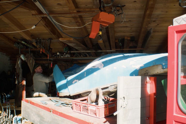 Atelier avec palan électrique et fuselage d'avion non fini