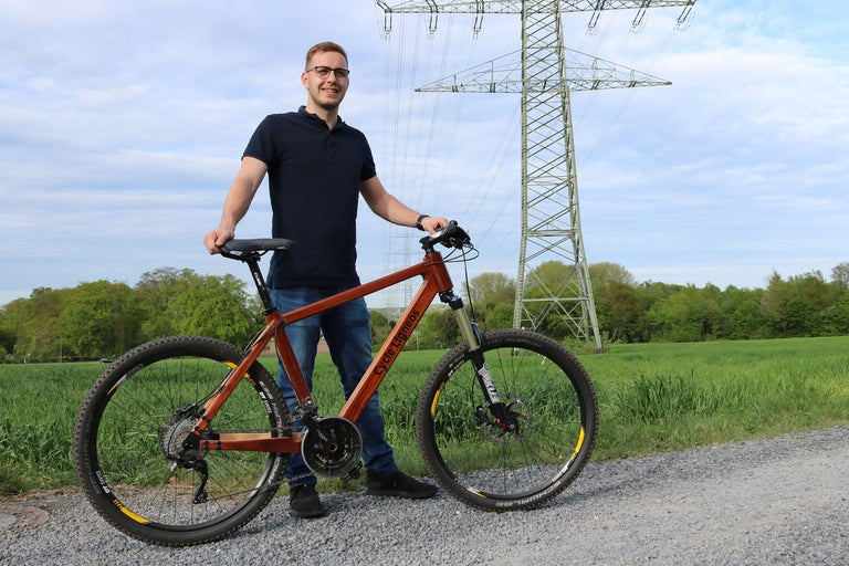 Mann mit Holz Mountainbike im Freien