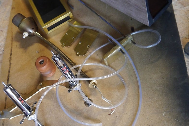 Collection désordonnée de composants et d'accessoires de lampe.