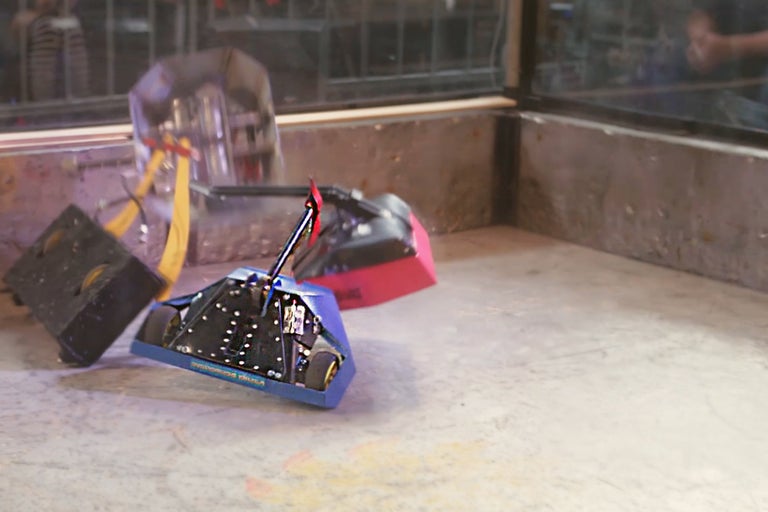 Scène de robots de combat télécommandés dans une arène