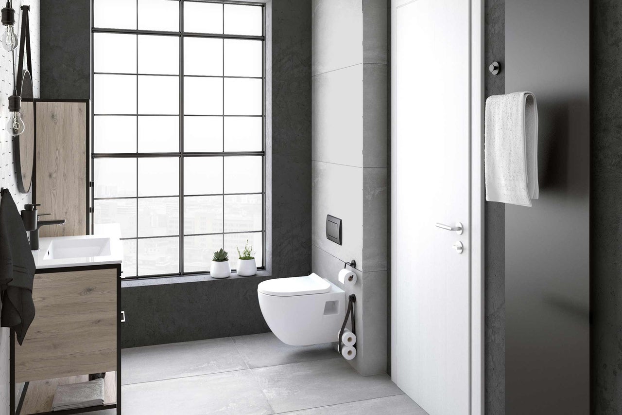 Salle de bains moderne avec lavabo, WC suspendu, fenêtre et radiateur