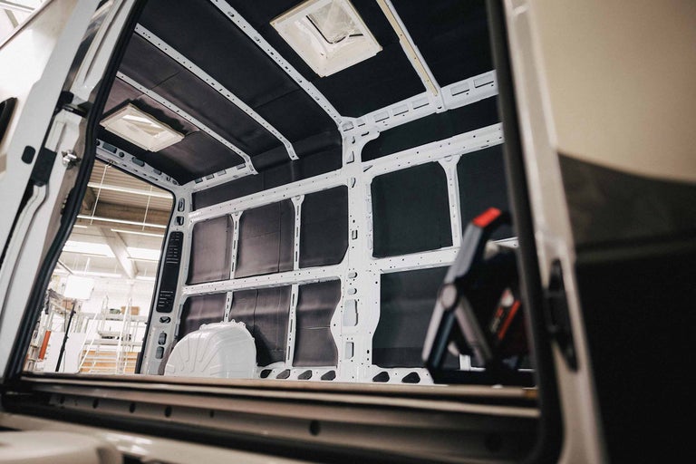 Intérieur d'une camionnette avec matériau d'isolation et fenêtres de toit
