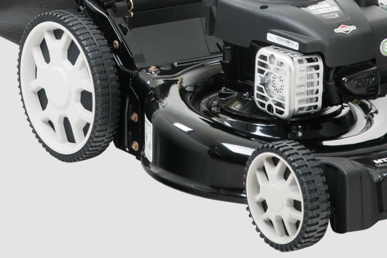 Vue détaillée d'une tondeuse à gazon avec roues et moteur
