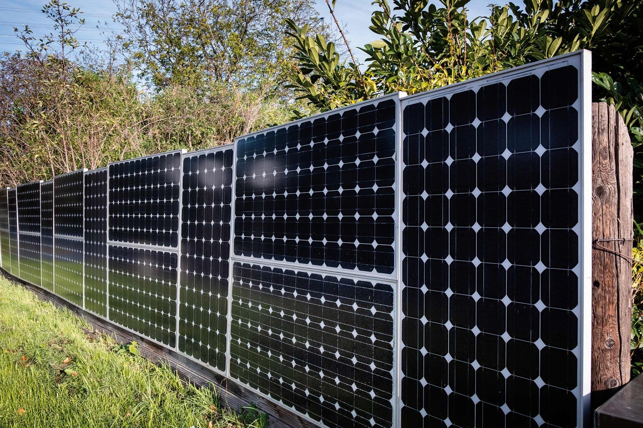 Reihe von Solarmodulen im Aussenbereich