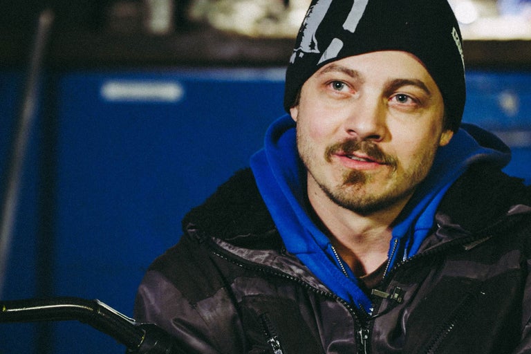 Porträt eines Mannes mit Mütze und Jacke