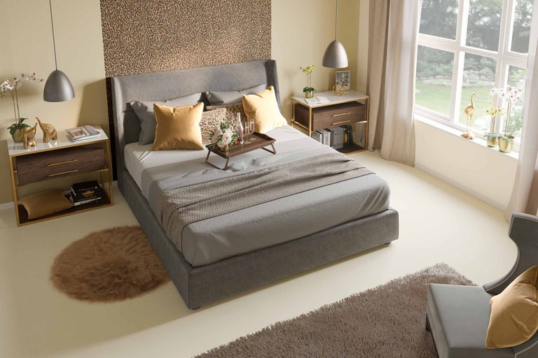 Helles Schlafzimmer mit Bett, Nachttischen und Teppichen