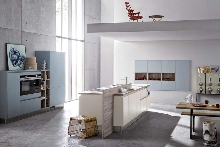 Cuisine moderne avec îlot de cuisine, table à manger et chaises dans un environnement clair et spacieux