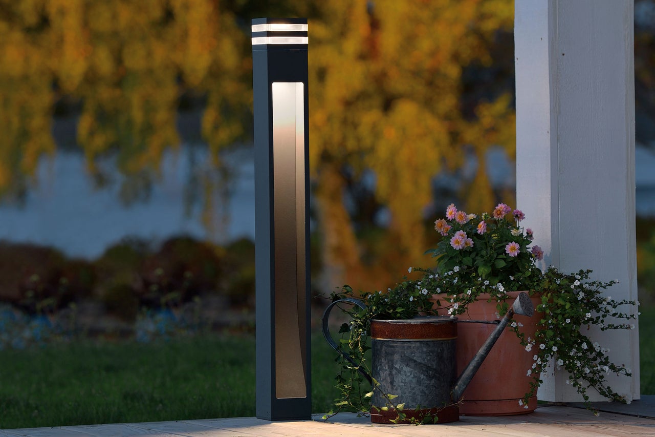 Scène de jardin avec un luminaire de chemin et décoration