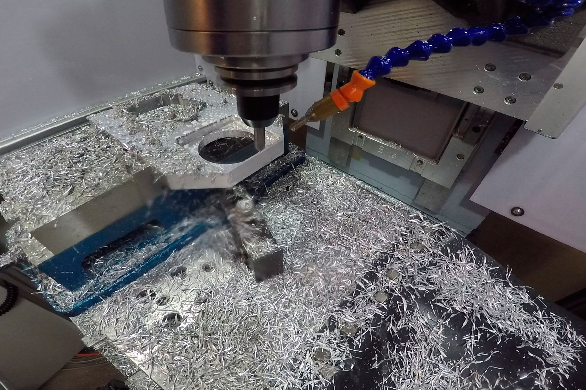 Usinage des métaux avec fraiseuse CNC et copeaux métalliques