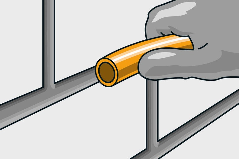 Illustration d'une main fixant un tube sur un cadre métallique