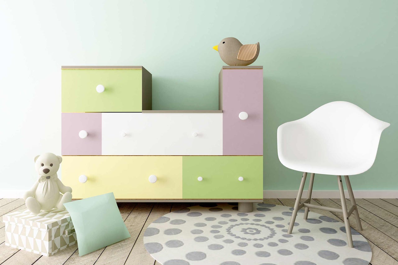 Chambre d'enfant avec commode, jouets et chaise