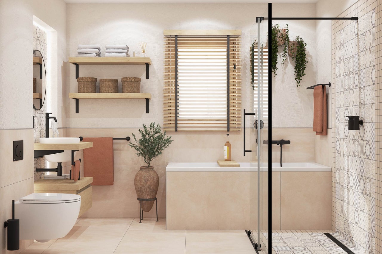 Salle de bain lumineuse avec baignoire, douche, lavabo, toilettes et étagères