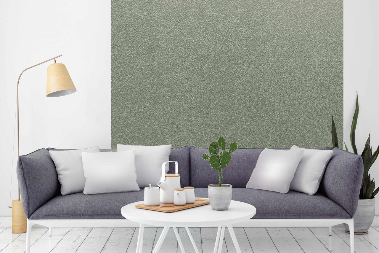 Salon avec canapé, table, lampe et décoration murale