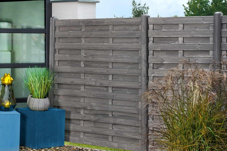 Clôture de jardin en bois avec plantes et décoration