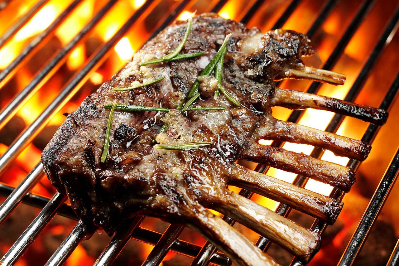 Carré d'agneau au romarin sur un barbecue