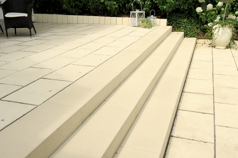 Terrasse avec marches en pierre, siège et plantes