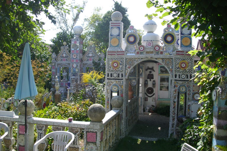 Jardin décoratif avec ornements en céramique et en pierre
