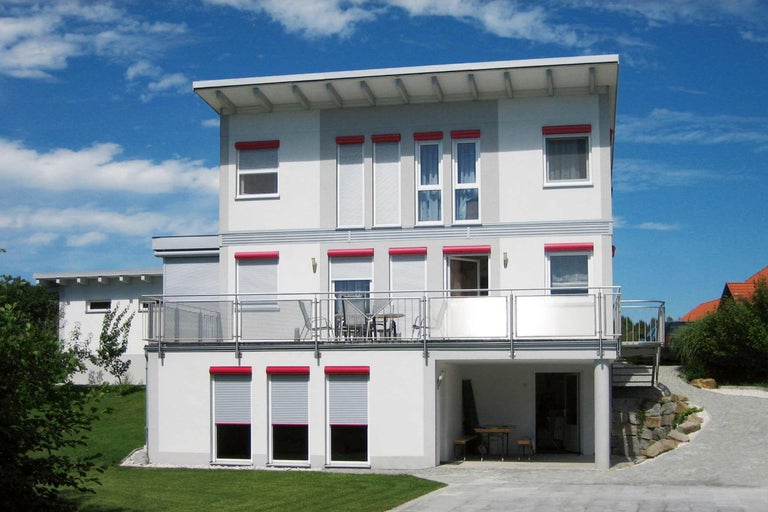 Zweifamilienhaus mit Rollläden, Balkon und Garten