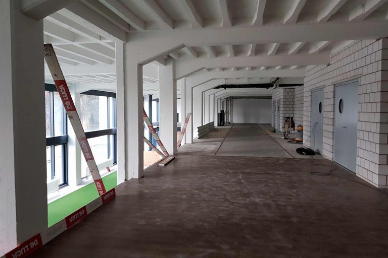 Geräumiger Raum mit Betonboden und Säulenkonstruktion