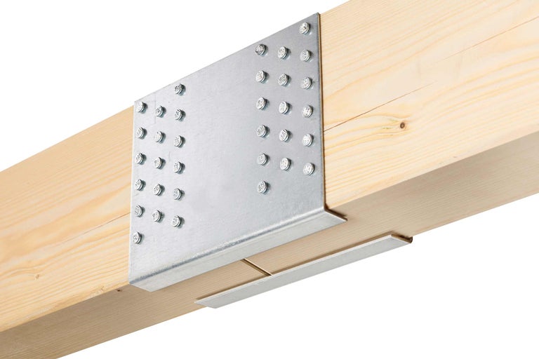 Holzbalkenverbinder aus Metall mit Schrauben an einem Holzbalken befestigt