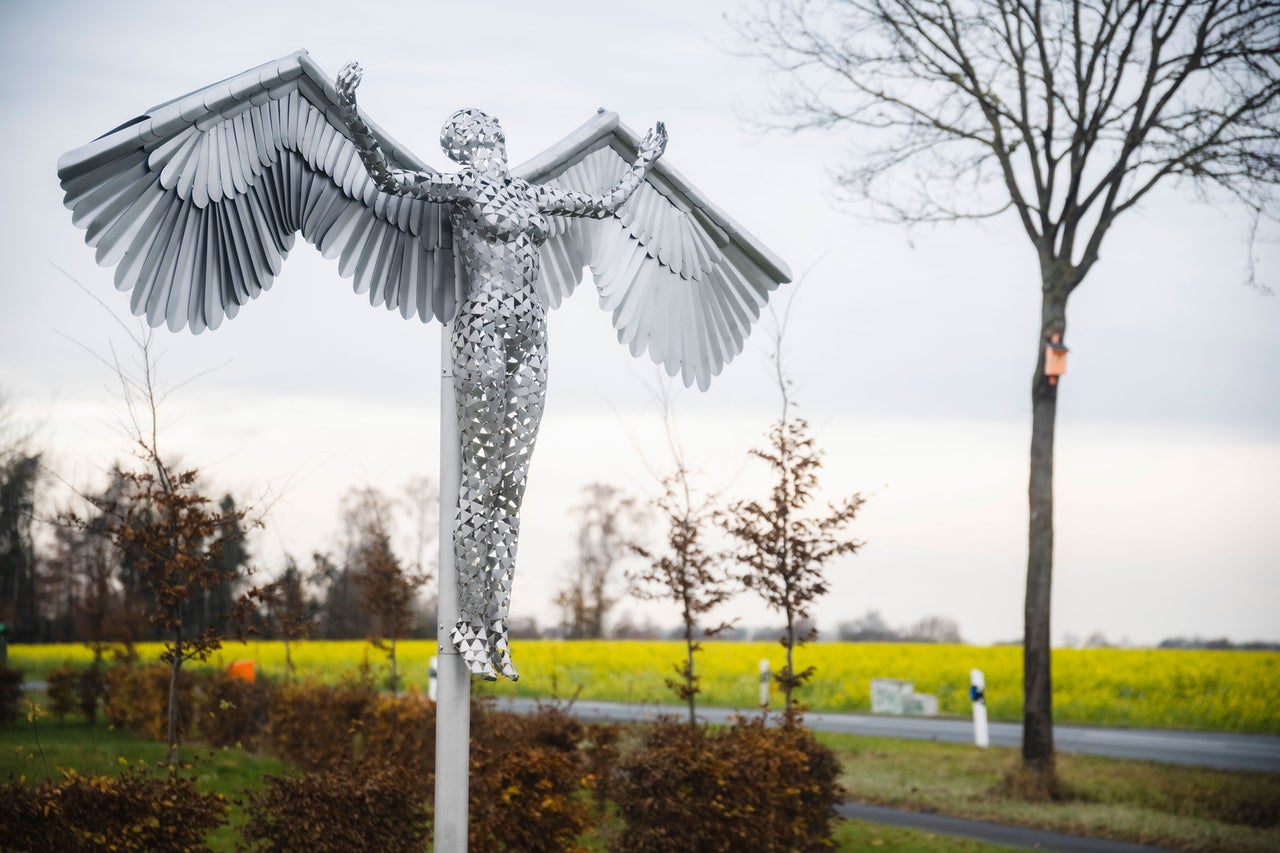 Skulptur einer geflügelten Frau aus Metall im Aussenbereich