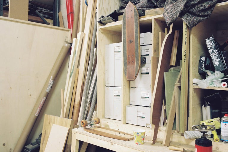 Werkstatt mit Holz, Werkzeugen und Skateboards in einem Regal