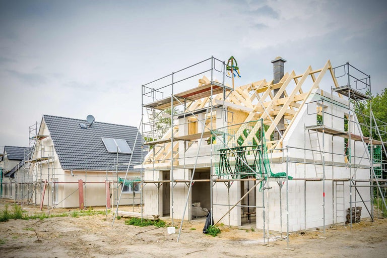 Nouvelle construction avec échafaudage et couronne de chantier