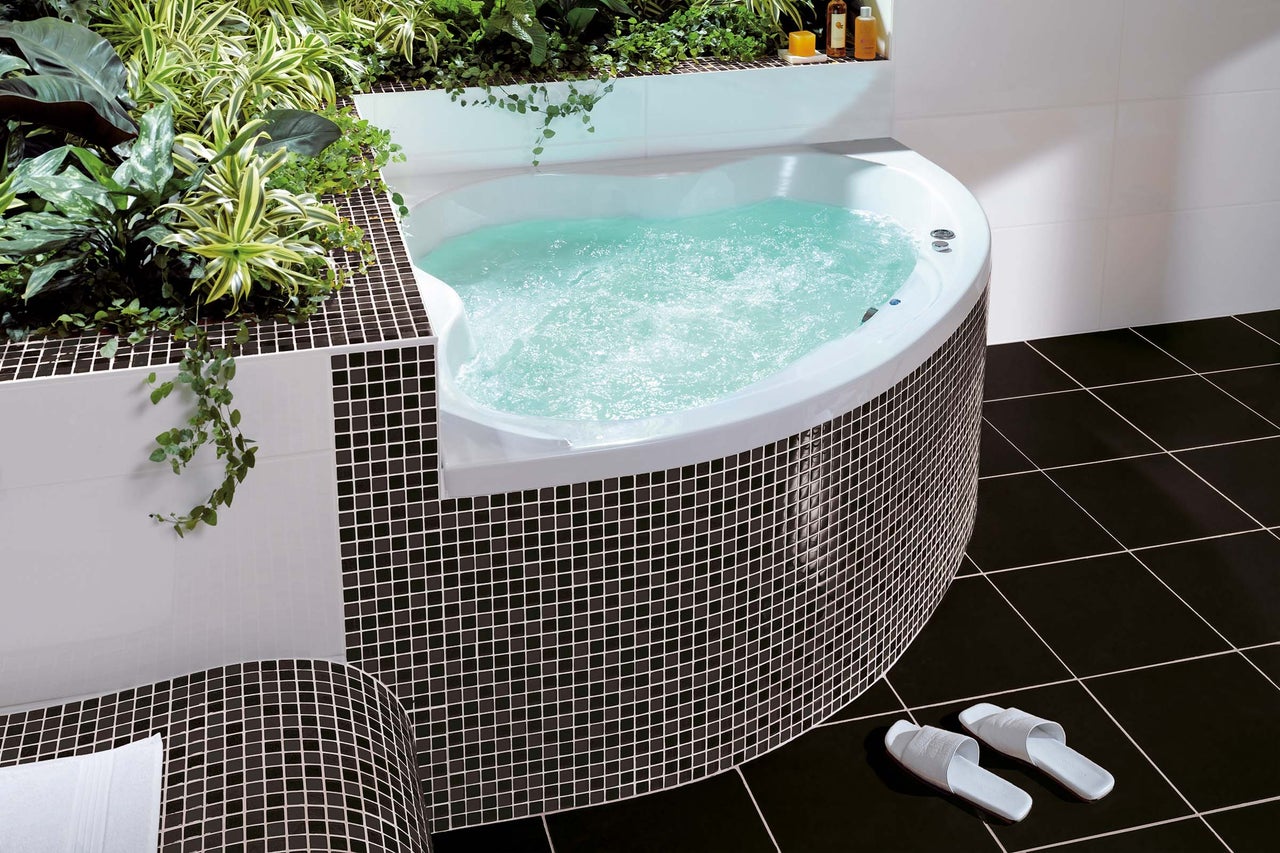 Badezimmer mit Whirlpool, Mosaikfliesen und Pflanzen