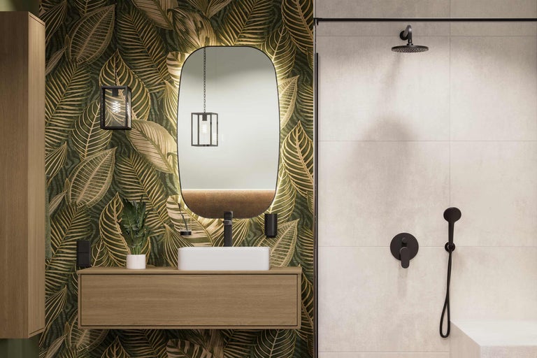 Salle de bains moderne avec meuble sous-lavabo, miroir, douche et papier peint à motifs floraux.