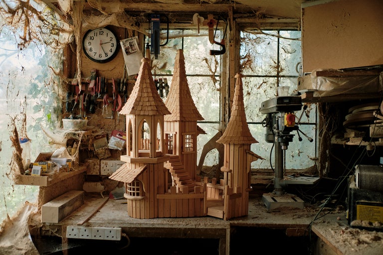 Atelier avec modèle de château en bois, outils et horloge
