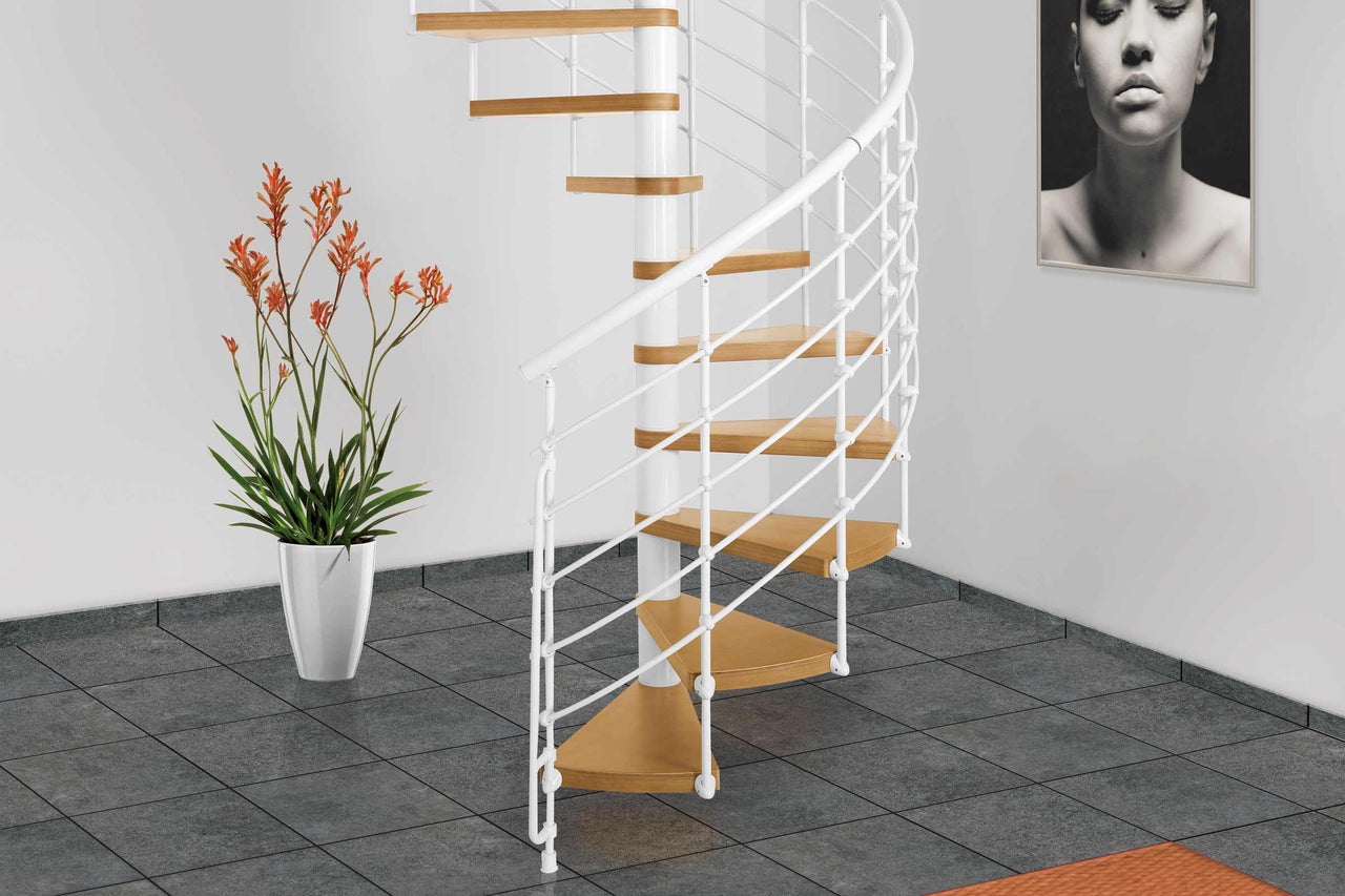 Raumszene mit Wendeltreppe mit Holzstufen und weissem Geländer.