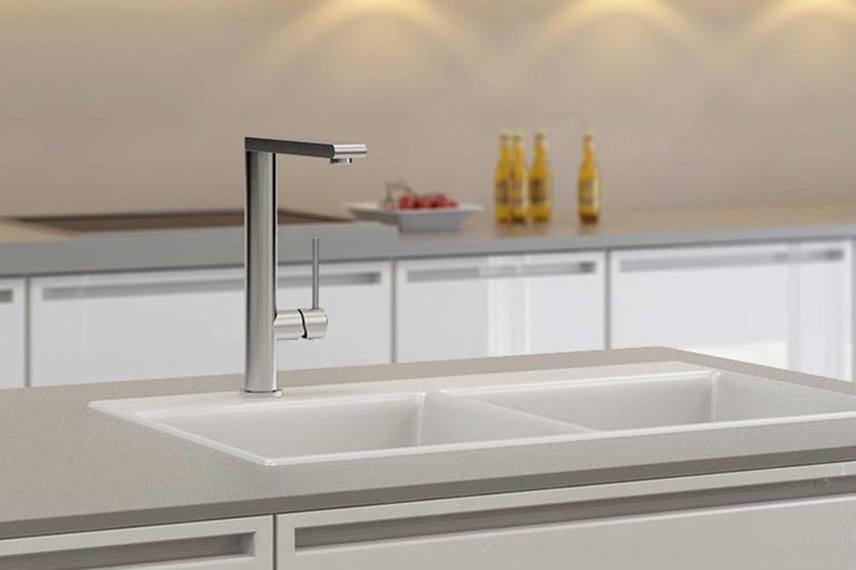 Spültisch mit Doppelbecken und Armatur in einer modernen Küche