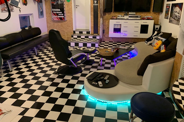 Innenraum mit Möbeln und Schachbrettmusterboden