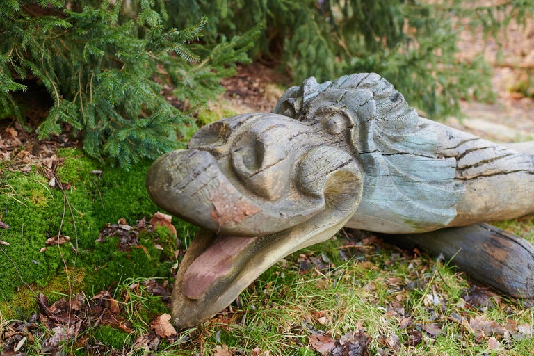 Figurine de dragon en bois dans le jardin