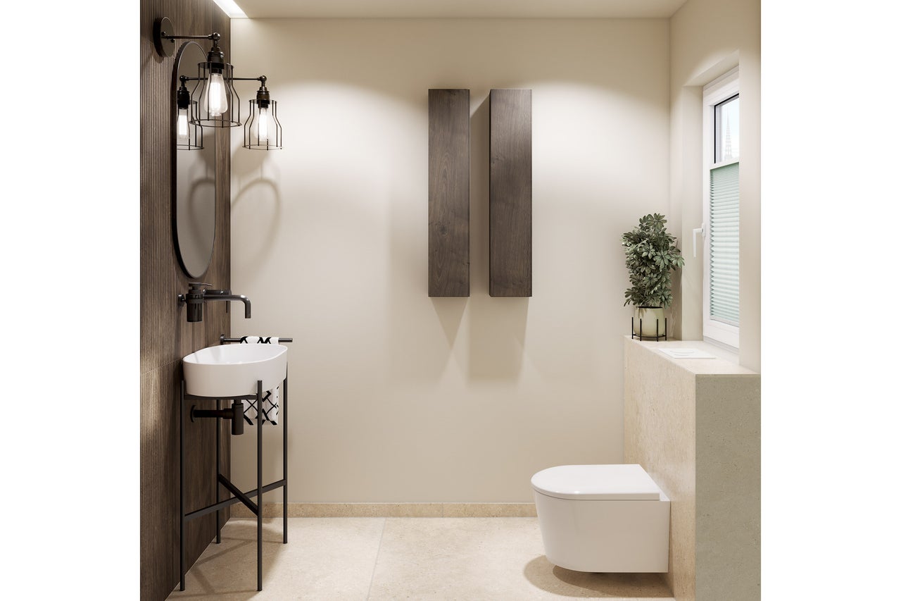 Modernes Gäste-WC mit weissem Waschbecken auf schwarzem Gestell, Wand-WC, schmalen Holzschränken, ovalem Spiegel und industriellen Wandleuchten.