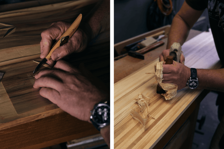 Sur l'image, on voit les mains d'un artisan travaillant le bois avec un ciseau à bois et des copeaux de rabotage sont produits.