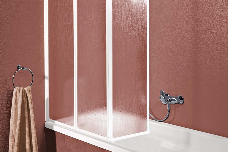 Badewannenaufsatz mit drei Elementen und Handtuchring im Badezimmer