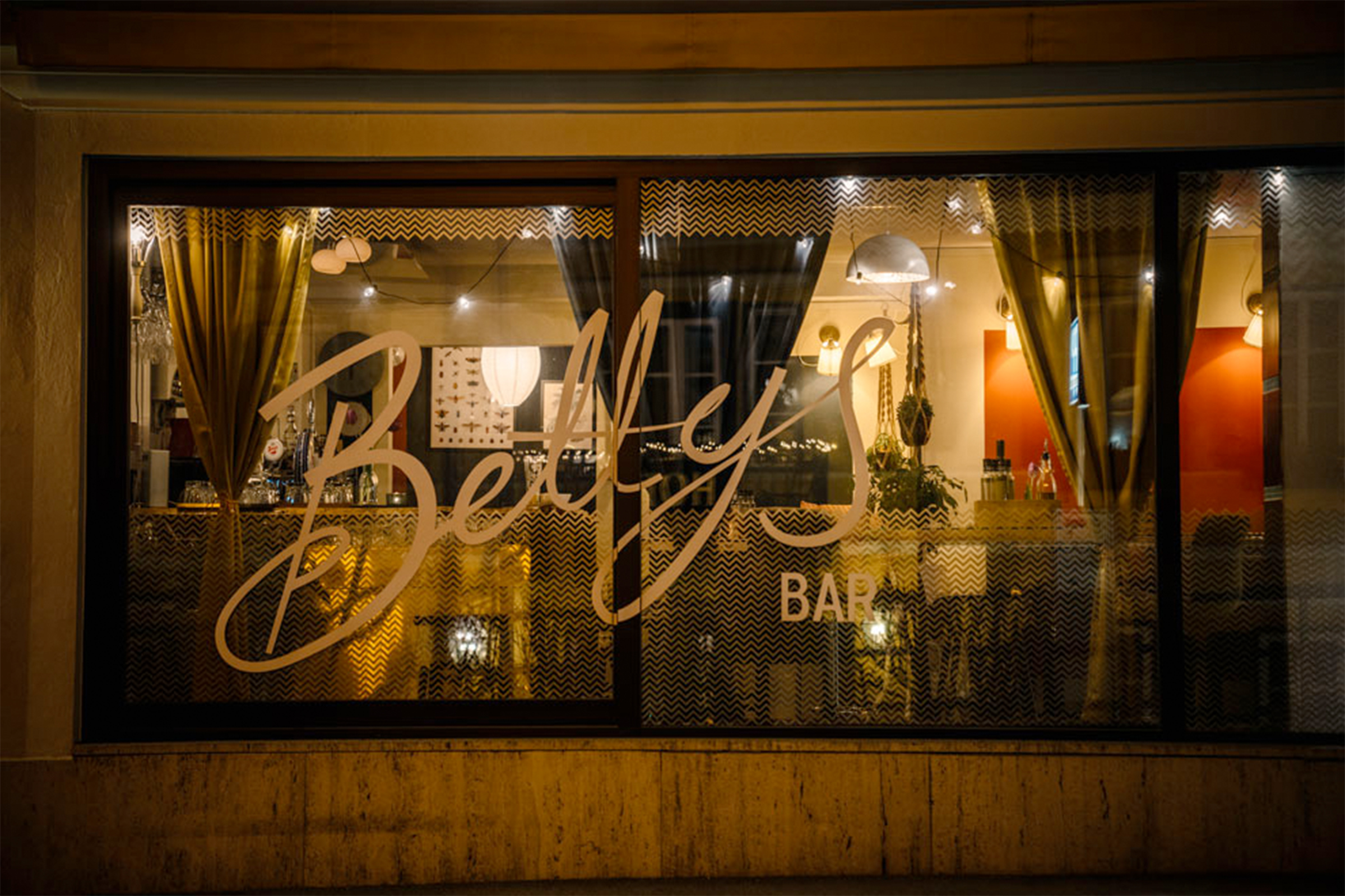 La façade d'un bar avec l'inscription Betty's Bar sur la fenêtre