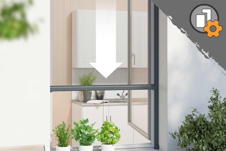Moustiquaire enroulable pour fenêtre en cours d'utilisation avec flèche vers le bas.