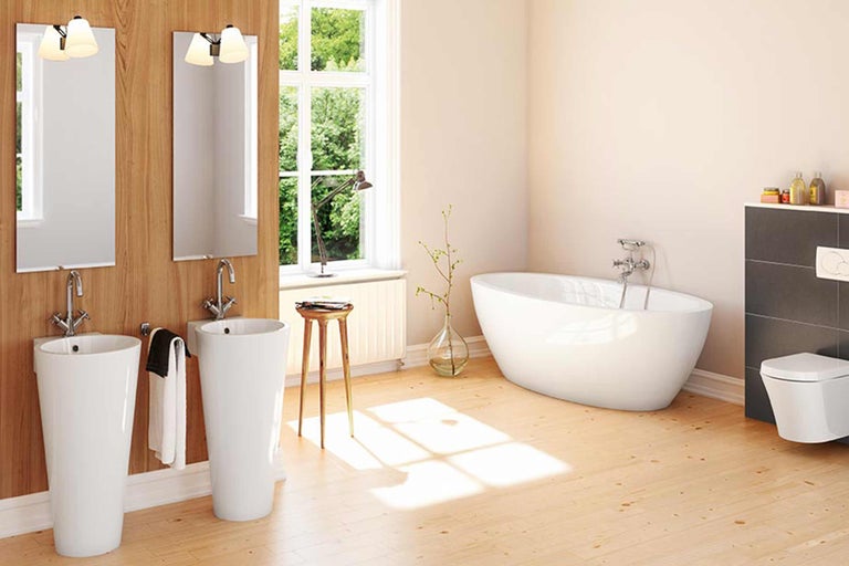 Helles Badezimmer mit Badewanne, Waschtischen und Toilette